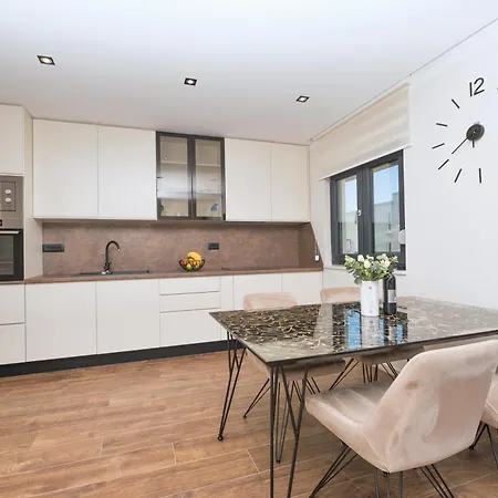 Ap12b דירה מאקרסקה